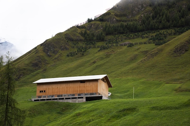 Die Dörfer Tschlin und Ramosch an der Nebenstraße zwischen Go nach Samnaun ist ein hochalpines Dorf und ein Tal am östlichen Ende der Region Graubünden in der Schweiz