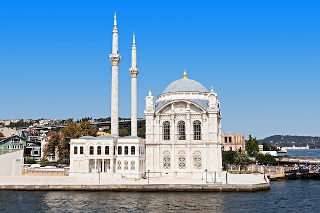 Die Dolmabahçe-Moschee befindet sich in Istanbul, Türkei. Es wurde von Königinmutter Bezmi Alem Valide Sultan in Auftrag gegeben.