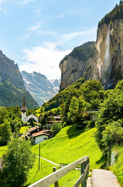 Die Dorfkirche und die Staubbachfälle in Lauterbrunnen - Kanton Bern, Schweiz