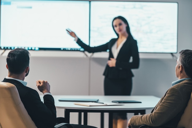 Die drei Geschäftsleute treffen sich im modernen Büro