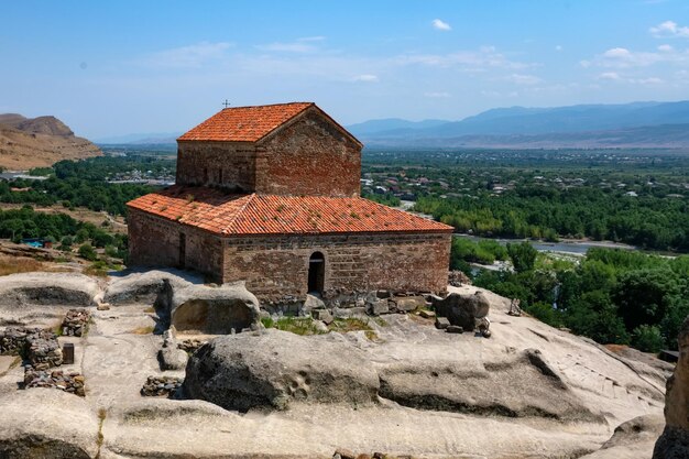 Foto die dreischiffige basilika aus dem 18. jahrhundert und das tal des flusses mtkwari