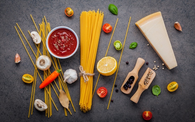 Die dünnen Spaghettis auf dunklem Steinhintergrund.