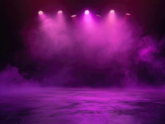 Die dunkle Bühne zeigt einen lila Hintergrund, eine leere dunkle Szene, Neonlichter, Spotlights, der Asphaltboden und der Studioraum mit Rauch schwimmen die innere Textur für die Ausstellung von Produkten auf.