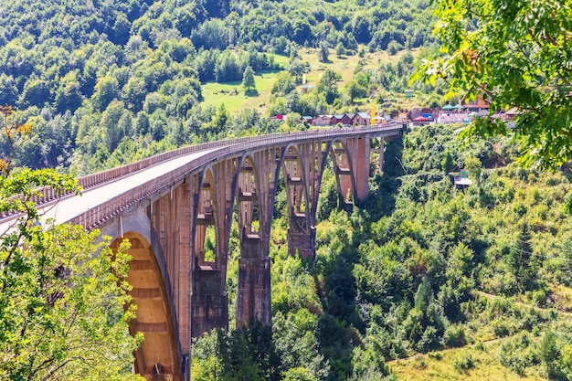 Foto die durdevica-brücke über den fluss tara, sicht auf montenegro