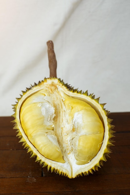 Die Durian-Frucht wird aufgeschnitten, um das fleischige Innere freizulegen. Durian ist als der König der Früchte bekannt