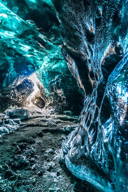 Die Eishöhle unter dem Gletscher zwischen den Eisbergen in Island ist ein faszinierendes Wahrzeichen