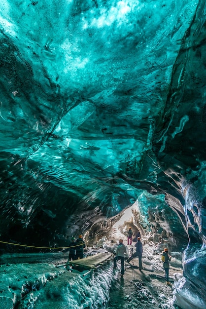 Die Eishöhle unter dem Gletscher zwischen den Eisbergen in Island ist ein faszinierendes Wahrzeichen