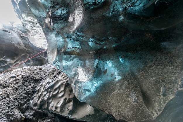 Die Eishöhle unter dem Gletscher zwischen den Eisbergen in Island ist ein faszinierendes Wahrzeichen