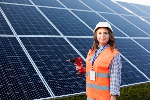 Die Elektrikerin mit Schraubendreher an der Solarstation