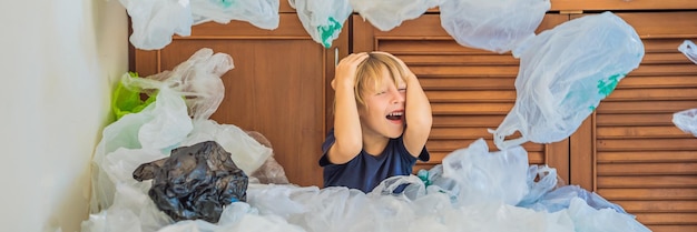 Die Eltern der Jungs haben zu viele Plastiktüten verwendet, dass sie die ganze Küche mit Zero Waste gefüllt haben