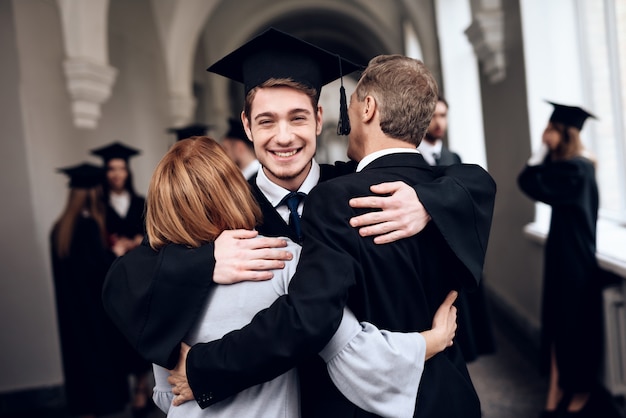 Die Eltern gratulieren dem Studenten zum Abschluss der Universität