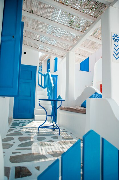 Die engen Gassen der Insel mit blauen Balkonen, Treppen und Blumen in Griechenland
