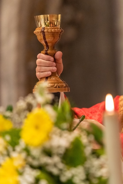Die Erhebung des Kelchs mit dem Sakramentenwein während der katholischen Eucharistiefeier