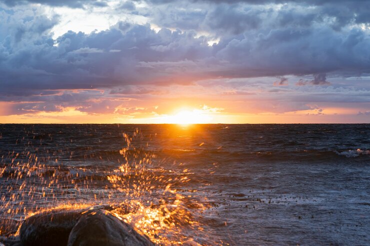 Foto die estnische natur während einer sturmwelle in der ostsee, die bei sonnenuntergang auf die felsen am ufer stürzt