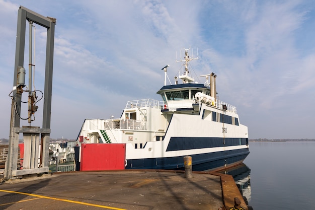 Die Fähre fährt von Holbaek nach Oroe, Fährhafen in der Bucht von Holbaek