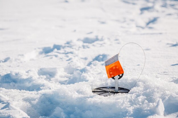 Die Falle eines Eisfischers ist eingestellt und bereit, Fische auf einem Teich zu fangen