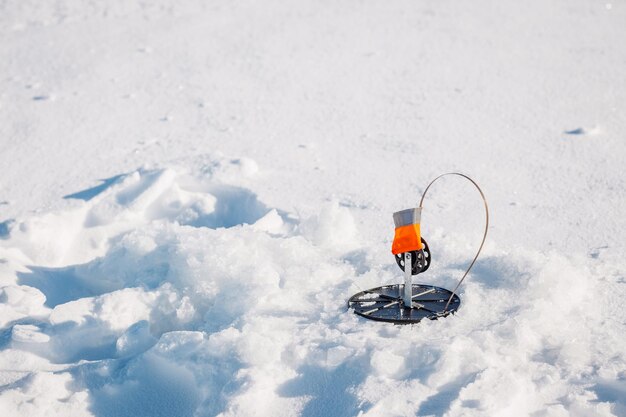 Die Falle eines Eisfischers ist eingestellt und bereit, Fische auf einem Teich zu fangen