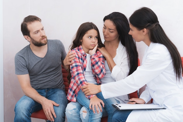 Die Familie besuchte einen Zahnarzt in einer medizinischen Klinik.