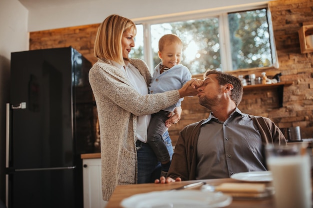 Die Familie frühstückt zu Hause