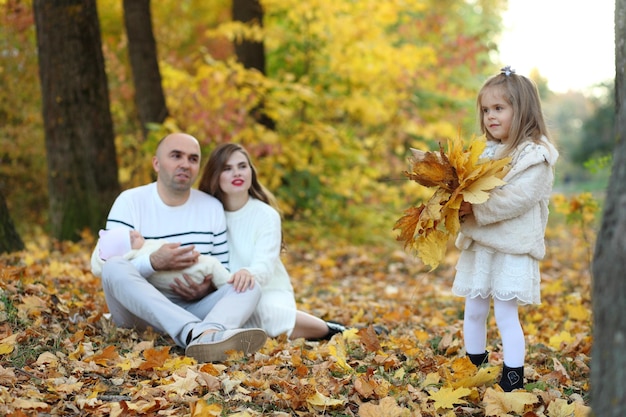 Die Familie geht auf Herbstlaub