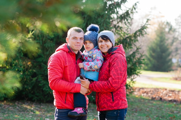 Die Familie geht im Herbst im Park spazieren