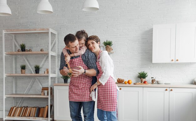 Die Familie in der Küche hat Spaß beim Kochen und viel Spaß Schönes Wochenende