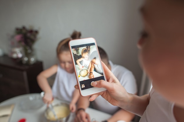 Foto die familie kocht plätzchen in der küche