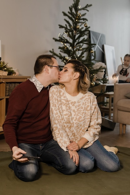 Die Familie macht an Weihnachten ein Selfie