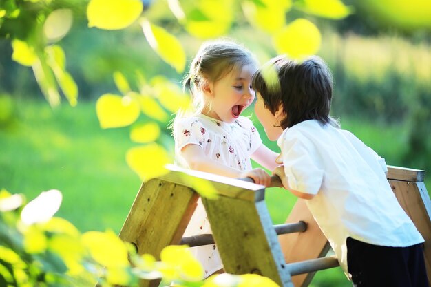 Die Familie ruht in der Natur. Urlaub an der frischen Luft. Am Wochenende spielen Kinder im Park.