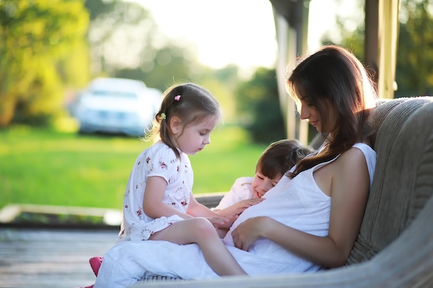 Die Familie ruht sich in der Natur aus Ferien an der frischen Luft Am Wochenende spielen die Kinder im Park