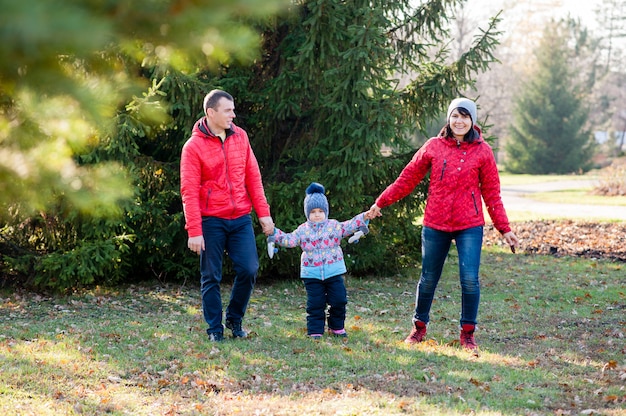 Die Familie spaziert im Herbst im Park