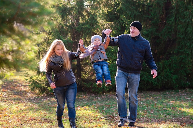 Die Familie spaziert im Herbst im Park