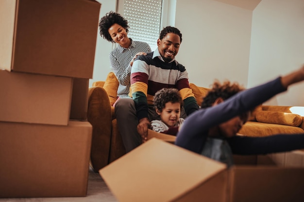 Die Familie spielt zusammen in ihrem neuen Zuhause