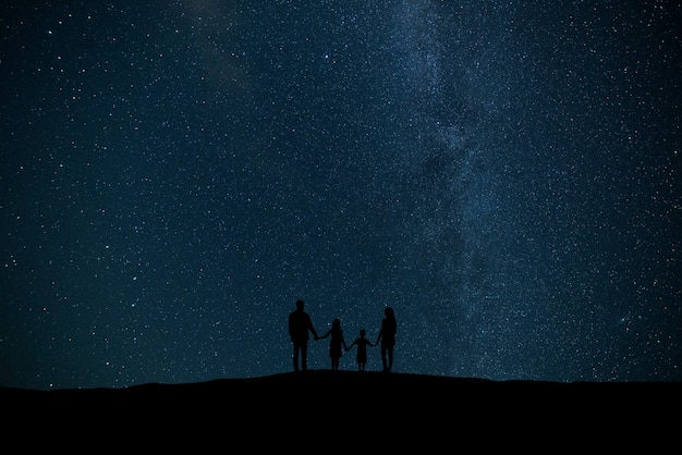 Die Familie steht auf dem Hintergrund eines Himmels mit Sternen