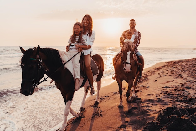 Die Familie verbringt Zeit mit ihren Kindern beim gemeinsamen Reiten an einem Sandstrand. Selektiver Fokus. Foto in hoher Qualität