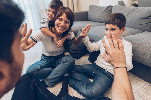 Die Familie verbringt Zeit zusammen zu Hause