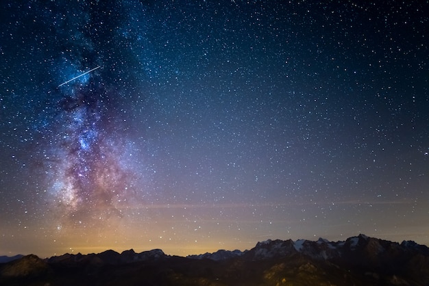 Die farbenfroh leuchtende Milchstraße und der Sternenhimmel über den französischen Alpen und dem majestätischen Massif des Ecrins.