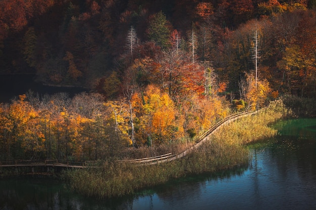 Die farbenfrohe Herbstzeit im Nationalpark der Plitvicer Seen aus Kroatien