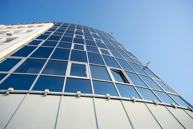 Die Fassade des Gebäudes bei geöffnetem Fenster