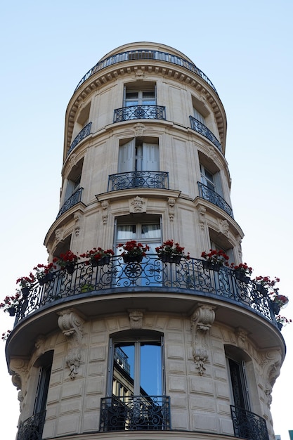 Die Fassade des traditionellen französischen Hauses mit typischen Balkonen und Fenstern Paris