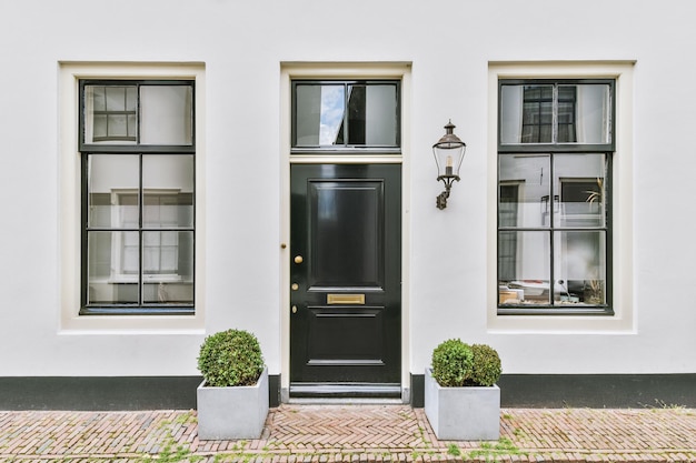 Die Fassade eines Backsteingebäudes mit Holztür