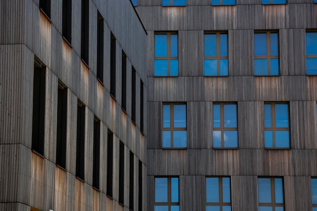 Die Fassade eines modernen Hochhauses in der Wohnanlage Seestadt in Wien