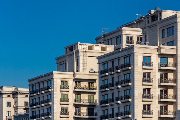 Die Fassade in der Elite einer modernen Wohnanlage. Moderne Architektur