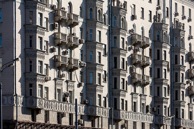 Die Fassade ist ein klassischer Steinbau mit Stucksäulen. Sowjetische Architektur