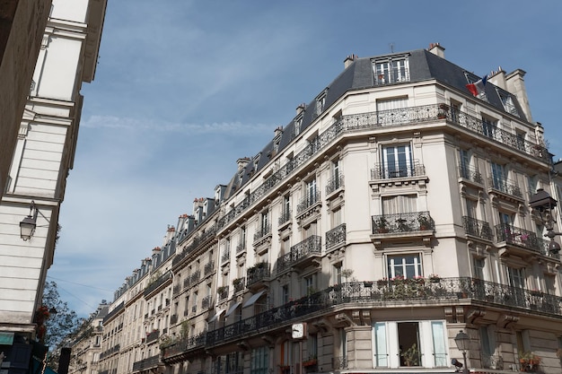 Die Fassaden traditioneller französischer Häuser mit typischen Balkonen und Fenstern Paris