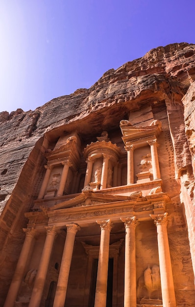 Die Fassadenansicht von AlKhazneh oder The Treasury bei Petra Jordan