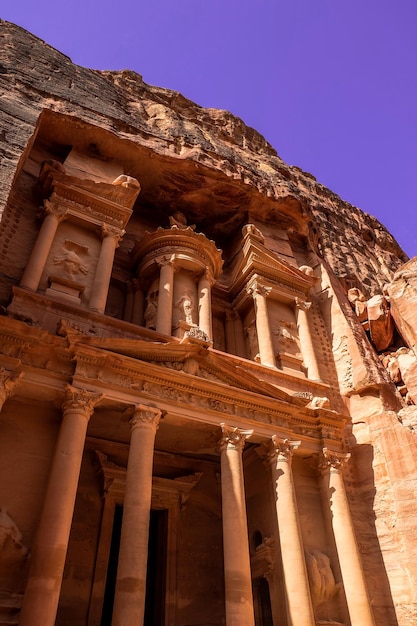 Die Fassadenansicht von AlKhazneh oder The Treasury bei Petra Jordan