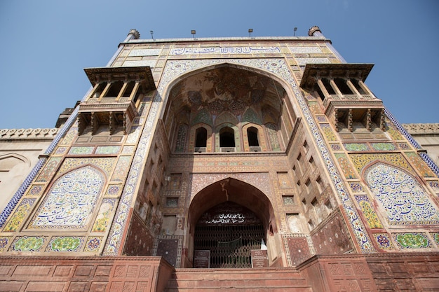 Die Fassadenwand der Wazir Khan Moschee Masjid im historischen Zentrum von Lahore, Punjab, Pakistan