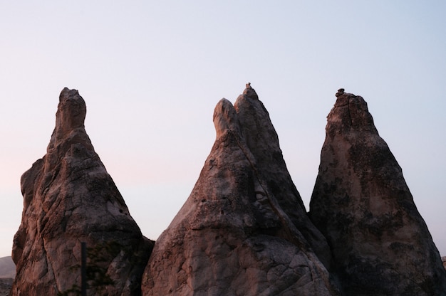 Die Felsen, die wie Pilze aussehen, beleuchteten drastisch durch einen Sonnenuntergang in Cappadocia, die Türkei