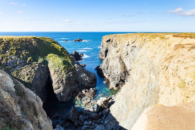 Die Felsen und Klippen im Ozean der berühmten Insel Belle Ile en Mer in Frankreich